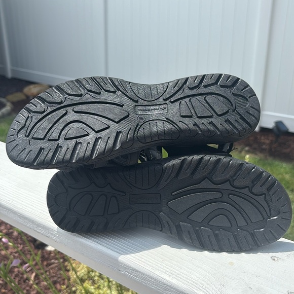 High Sierra Open Toe,crisscross,cushion soft,rugged sole,velcro,pull tab sandal - Picture 6 of 8